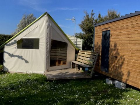 TENTE TOILE ET BOIS 4 personnes - LODGE SAHARI avec sanitaire privatif TENTE TOILE ET BOIS 4 personnes - LODGE SAHARI avec sanitaire privatif