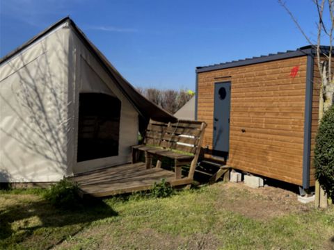 TENTE TOILE ET BOIS 4 personnes - LODGE SAHARI avec sanitaire privatif TENTE TOILE ET BOIS 4 personnes - LODGE SAHARI avec sanitaire privatif