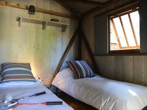 TENTE TOILE ET BOIS 4 personnes - Cabane Lodge Bois Standard sur pilotis 38m² - 2 chambres - terrasse couverte de 8m² + TV 4 pers.