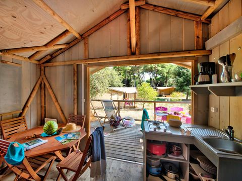 TENTE TOILE ET BOIS 4 personnes - Cabane Lodge Bois Standard sur pilotis 38m² - 2 chambres - terrasse couverte de 8m² + TV 4 pers.