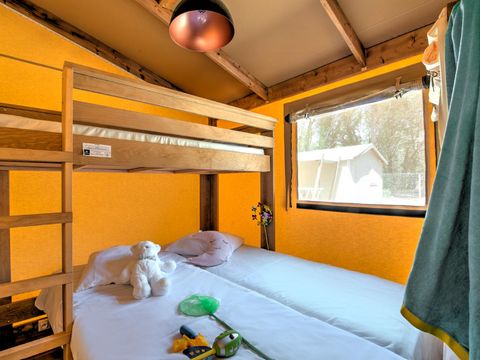 TENTE TOILE ET BOIS 5 personnes - Ecolodge Cotton Confort 32 m² - 2 chambres - terrasse couverte de 11m² + TV 5 pers
