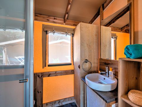 TENTE TOILE ET BOIS 6 personnes - Ecolodge Cotton Confort 35m² - 3 chambres - terrasse couverte de 11m² + TV 6 pers