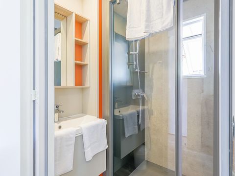 MOBILHOME 6 personnes - Premium | 3 Ch. | 6 Pers. | Terrasse surélevée | Clim. | TV