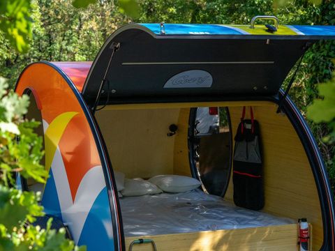 HÉBERGEMENT INSOLITE 2 personnes - Cosy Mobil Atypique (1ch - 2pers.) (sans sanitaires) + parasol + chaises 1/2 pers