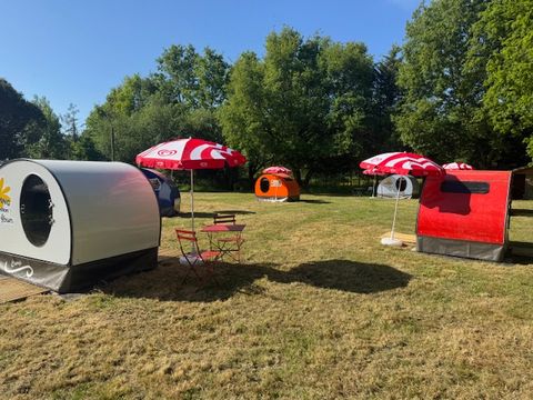 HÉBERGEMENT INSOLITE 2 personnes - Cosy Mobil Atypique (1ch - 2pers.) (sans sanitaires) + parasol + chaises 1/2 pers