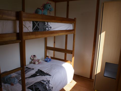 BUNGALOW 4 personnes - Bungalow ECO "DOLIUM"-2 chambres - 4 personnes Max (bébé compris) 1/4 pers.