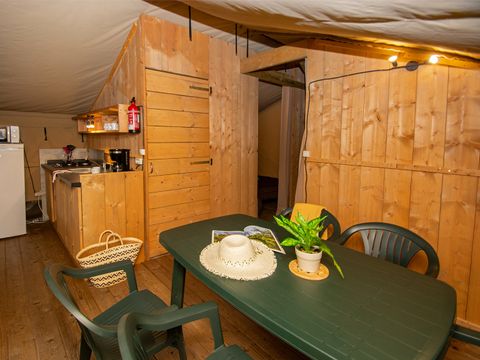 Tente en toile et en bois 5 personnes - Tente lodge premium avec sanitaires 5 personnes