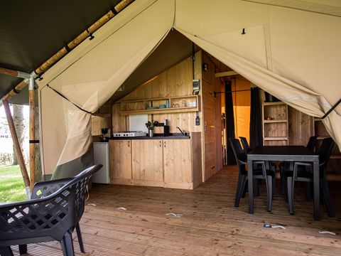 Tente en toile et en bois 5 personnes - Tente lodge premium avec sanitaires 5 personnes