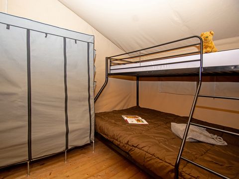 Tente en toile et en bois 5 personnes - Tente lodge premium avec sanitaires 5 personnes