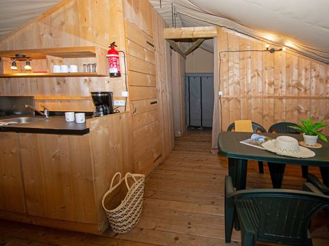 Tente en toile et en bois 5 personnes - Tente lodge premium avec sanitaires 5 personnes