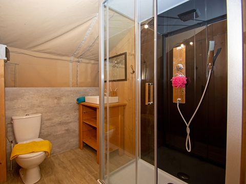 Tente en toile et en bois 5 personnes - Tente lodge premium avec sanitaires 5 personnes