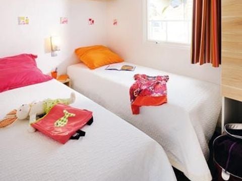 MOBILHOME 4 personnes - Confort 26m² 2 chambres + terrasse semi-couverte (coté terre)