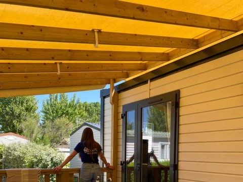 MOBILHOME 4 personnes - Confort 26m² 2 chambres + terrasse semi-couverte (coté terre)