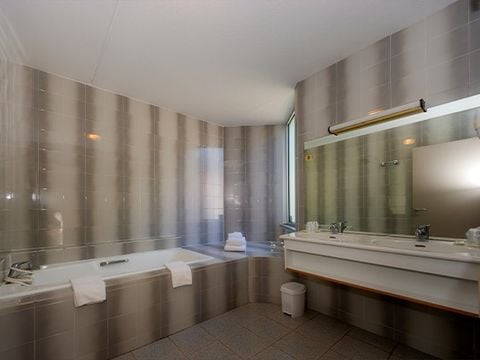 CHAMBRE 4 personnes - Chambre | 4 Pers. | Terrasse surélevée | TV