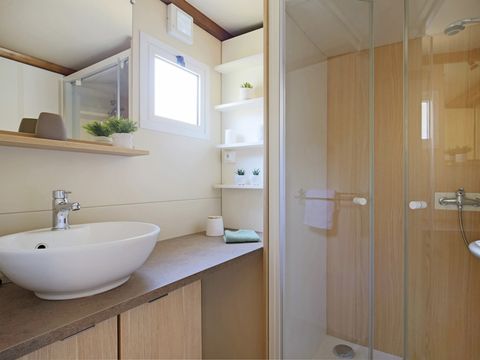 Chalet 5 personnes - NEW Premium 37m² dont 12m² de terrasse couverte - 2 chambres - Clim - Tv - Lave-vaisselle