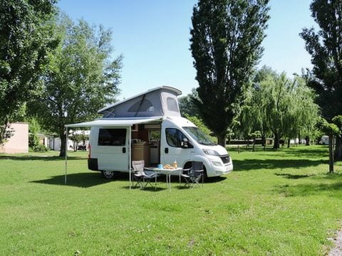 Emplacement - Emplacement | Essential | Véhicule -7m | <85m² | Électricité | Pas d'eau