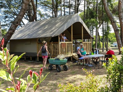 TENTE TOILE ET BOIS 4 personnes - Tente Lodge Confort (2 chambres) + terrasse couverte - sans sanitaire