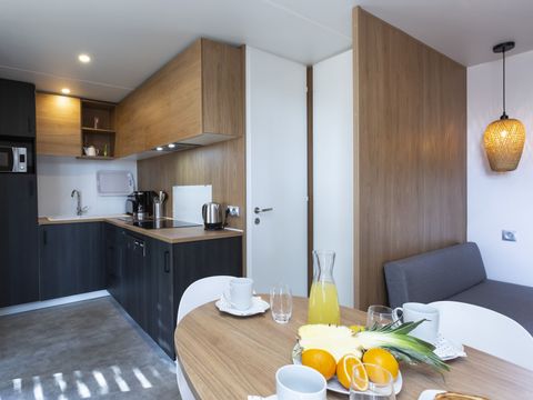 MOBILHOME 4 personnes - Premium 30m² (2 chambres - 4 pers.) + terrasse + TV + draps et serviettes