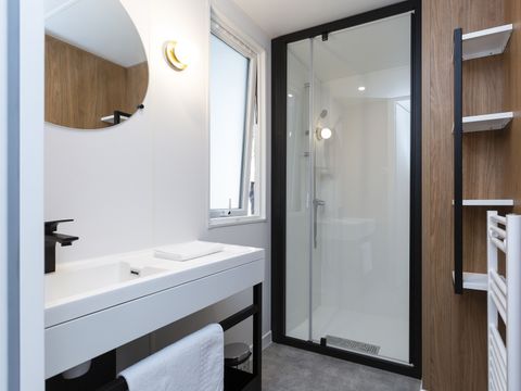 MOBILHOME 6 personnes - Premium 34m² (3 chambres - 6 pers.) + terrasse couverte + TV + draps + CLIM