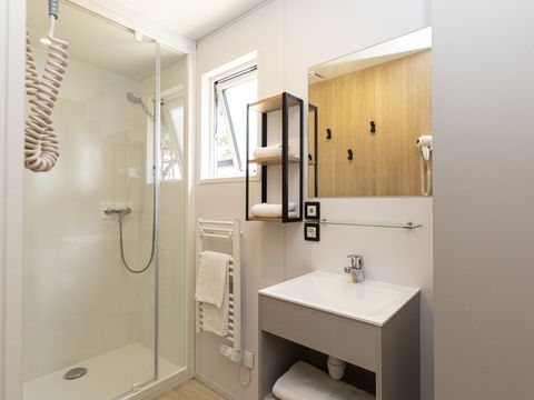 MOBILHOME 6 personnes - Premium 34m² (3 chambres - 6 pers.) + terrasse couverte + TV + draps + CLIM