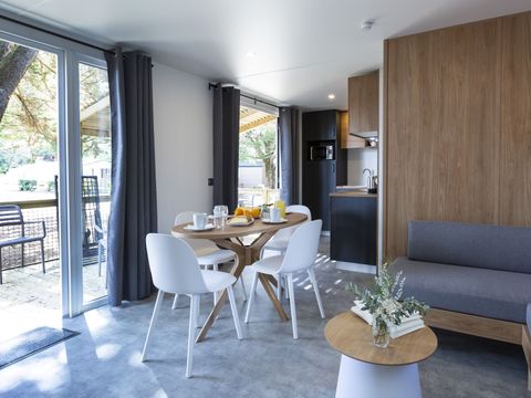 MOBILHOME 6 personnes - Premium 34m² (3 chambres - 6 pers.) + terrasse couverte + TV + draps + CLIM