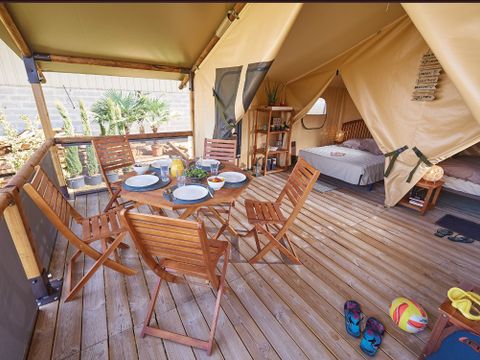 Tente en toile et en bois 4 personnes - Safari Bali 35m² - Standard - 2 chambres - Terrasse - Sanitaires individuels à proximité