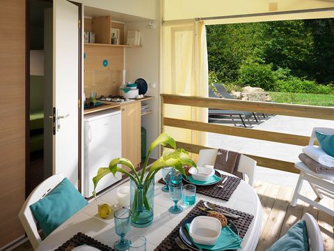 MOBILHOME 4 personnes - 30m² - Standard - 2 chambres - terrasse semi-couverte - TV - Clim 4 pers. 