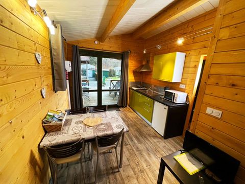 CHALET 4 personnes - Chalet CONFORT Nelia 23 m² (1 chambre) + terrasse couverte de 8 m² + clim reversible(045) + TV 2/4 pers