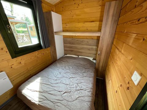 CHALET 6 personnes - Chalet Savania PREMIUM46 34 m² (2 chambres) + terrasse couverte de 13 m² + TV + clim réversible 4/6 pers