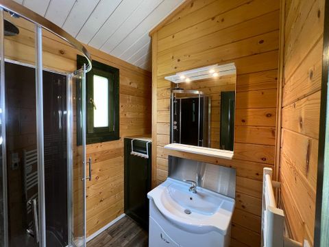 CHALET 6 personnes - Chalet Savania PREMIUM46 34 m² (2 chambres) + terrasse couverte de 13 m² + TV + clim réversible 4/6 pers