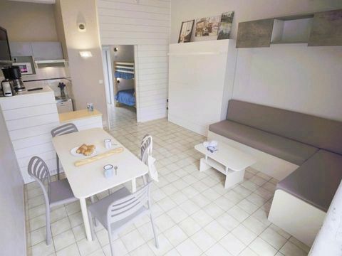 STUDIO 4 personnes - TV - PLANCHA