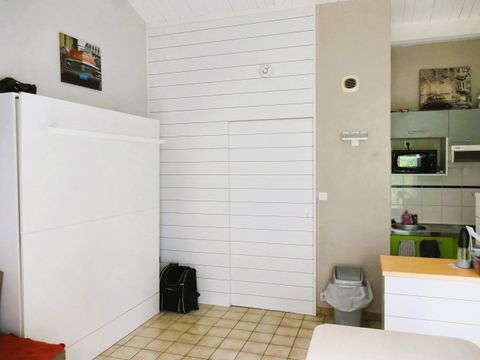 STUDIO 4 personnes - TV - PLANCHA