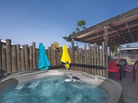 MOBILHOME 4 personnes - Duo Premium 3 Pièces 4 Personnes Jacuzzi + Climatisé + TV