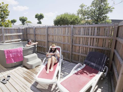 MOBILHOME 8 personnes - Quattro Premium 5 Pièces 8 Personnes Jacuzzi + Climatisé + TV