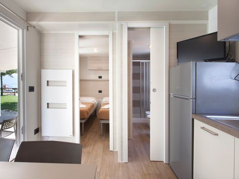 MOBILHOME 4 personnes - AVEC VUE SUR LE LAC 24m avec terrasse ouverte/pergola