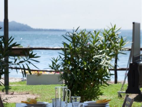 MOBILHOME 4 personnes - AVEC VUE SUR LE LAC 24m avec terrasse ouverte/pergola