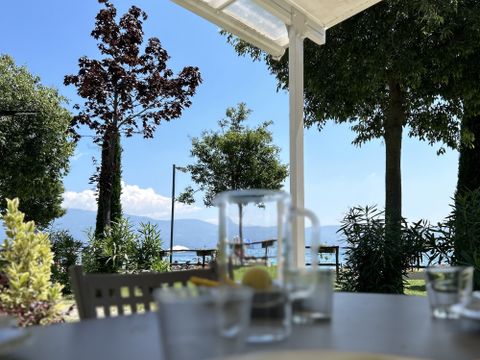 MOBILHOME 4 personnes - AVEC VUE SUR LE LAC 24m avec terrasse ouverte/pergola