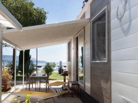 MOBILHOME 4 personnes - AVEC VUE SUR LE LAC 24m avec terrasse ouverte/pergola