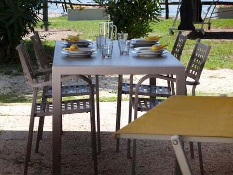 MOBILHOME 4 personnes - AVEC VUE SUR LE LAC 24m avec terrasse ouverte/pergola