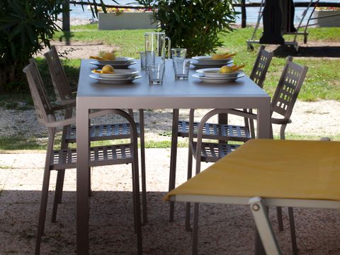 MOBILHOME 4 personnes - AVEC VUE SUR LE LAC 24m avec terrasse ouverte/pergola