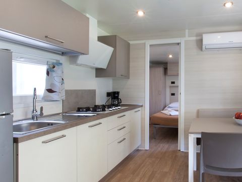 MOBILHOME 4 personnes - AVEC VUE SUR LE LAC 24m avec terrasse ouverte/pergola