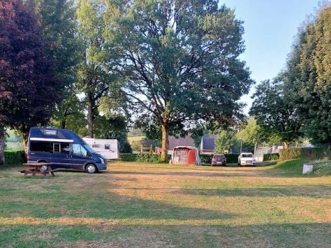 Camping L'Etang Aux Hirondelles - Camping Cantal - Afbeelding N°2