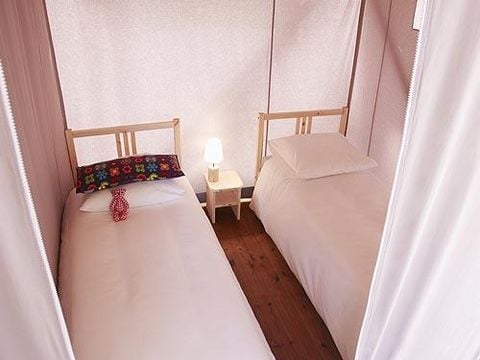 Tente en toile et en bois 4 personnes - Cabane Lodge sur pilotis STANDARD 34m² (2 chambres) dont terrasse couverte 11m² - sans sanitaires | 4 personnes
