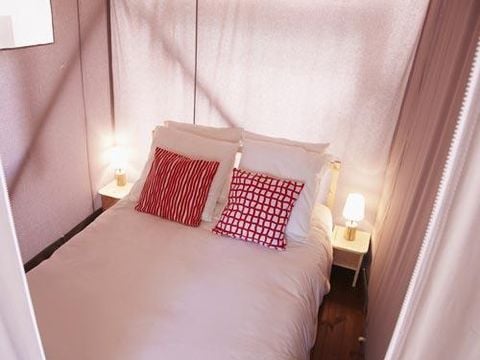 Tente en toile et en bois 4 personnes - Cabane Lodge sur pilotis STANDARD 34m² (2 chambres) dont terrasse couverte 11m² - sans sanitaires | 4 personnes