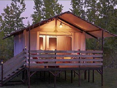 TENTE TOILE ET BOIS 4 personnes - Cabane Lodge sur pilotis STANDARD 34m² (2 chambres) dont terrasse couverte 11m² - sans sanitaires | 4 personnes