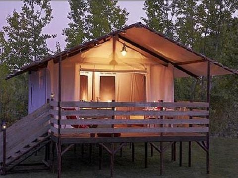 Tente en toile et en bois 4 personnes - Cabane Lodge sur pilotis STANDARD 34m² (2 chambres) dont terrasse couverte 11m² - sans sanitaires | 4 personnes