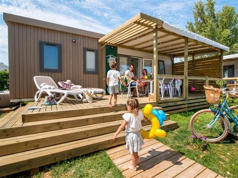 MOBILHOME 6 personnes - Homeflower PREMIUM 35m² (3 chambres) + CLIM + terrasse semi-couverte + TV + draps + serviettes | 6 personnes