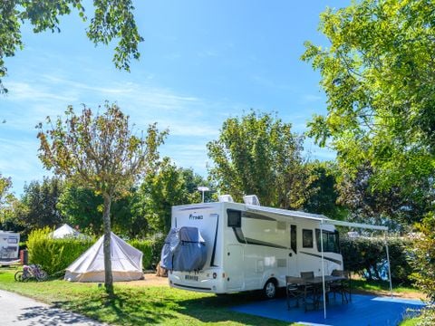 Emplacement - Forfait CONFORT (1 tente, caravane ou camping-car / 1 voiture / électricité 10A) + eau et dévidoir | 2/6 personnes