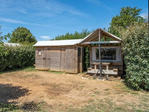 Emplacement - Forfait PREMIUM : emplacement 16A équipé d'une Freecamp, cabane privative avec sanitaires et cuisine | 2/6 personnes