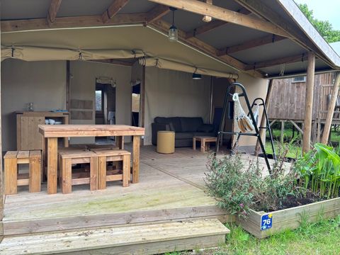 TENTE TOILE ET BOIS 4 personnes -    	 Ecolodge Cotton toilée CONFORT 35m² (2 chambres) dont terrasse couverte de 11m² + TV | 4 personnes